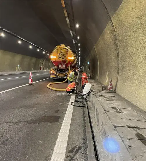 永定隧道排水渠清淤